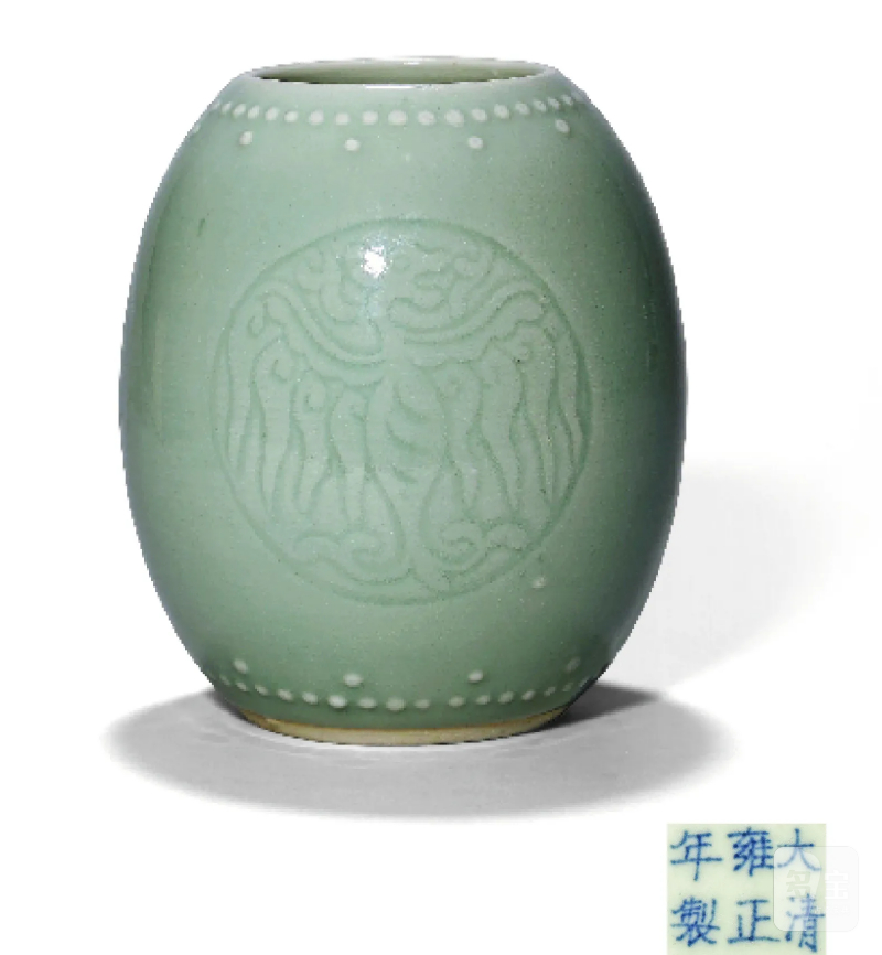 清晚期 豆青釉暗刻团凤纹橄榄尊